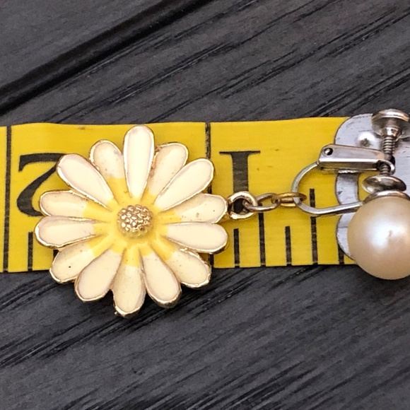 Vintage 50s Faux Pearl Screw Back/Clip On Earrings w/Dangling Ivory Daisy Flower - Picture 10 of 11